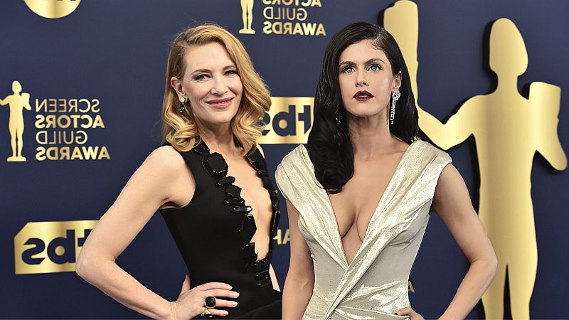 Escote pronunciadísimo o cuello alto. No hay término medio en la alfombra roja de los SAG Awards