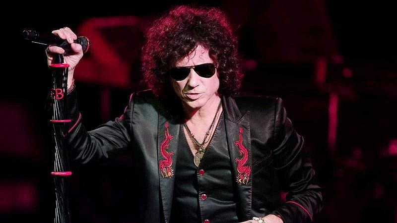 Bunbury anuncia que se retirará de los escenarios por problemas de garganta