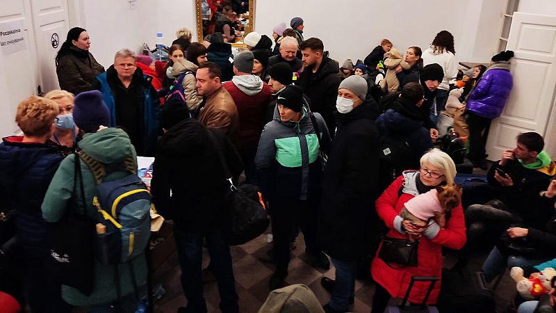 El centro de Dorohusk, refugio desesperado de quienes huyen de las bombas: "Gracias y gracias a Polonia"