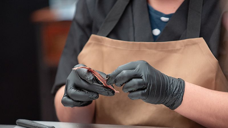 La salaó de l'anxova i les feines de les dones de mar