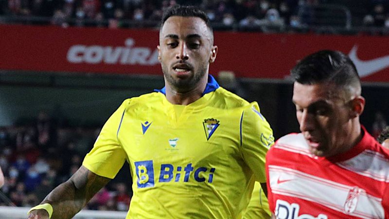 LaLiga denunciará ante la Fiscalía de Granada los insultos racistas al jugador del Cádiz Carlos Akapo