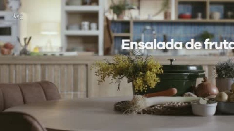 Receta de ensalada de fruta con crema y hierbas aromáticas