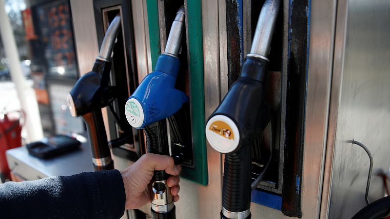 Los carburantes siguen su escalada sin freno: la gasolina supera por primera vez en España los 1,6 euros el litro