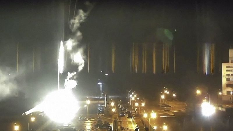 Rusia toma el control de la central nuclear de Zaporiyia tras el ataque que ha provocado un incendio y la alarma mundial