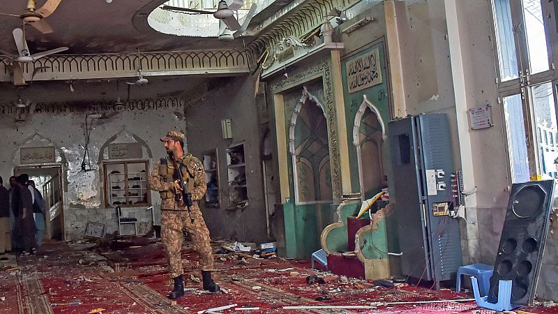 Al menos 56 muertos y casi 200 heridos en un atentado contra una mezquita chií en Pakistán