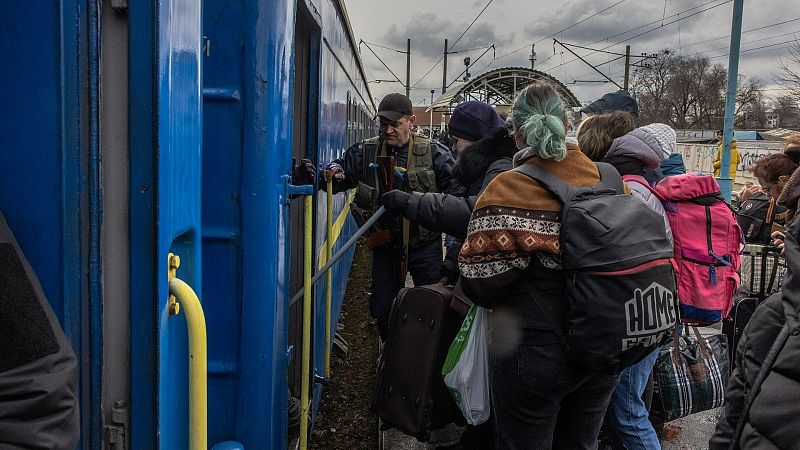 El ataque a la central nuclear de Zaporiyia acelera la salida de ucranianos: "Estamos en pánico, no existe un lugar seguro"