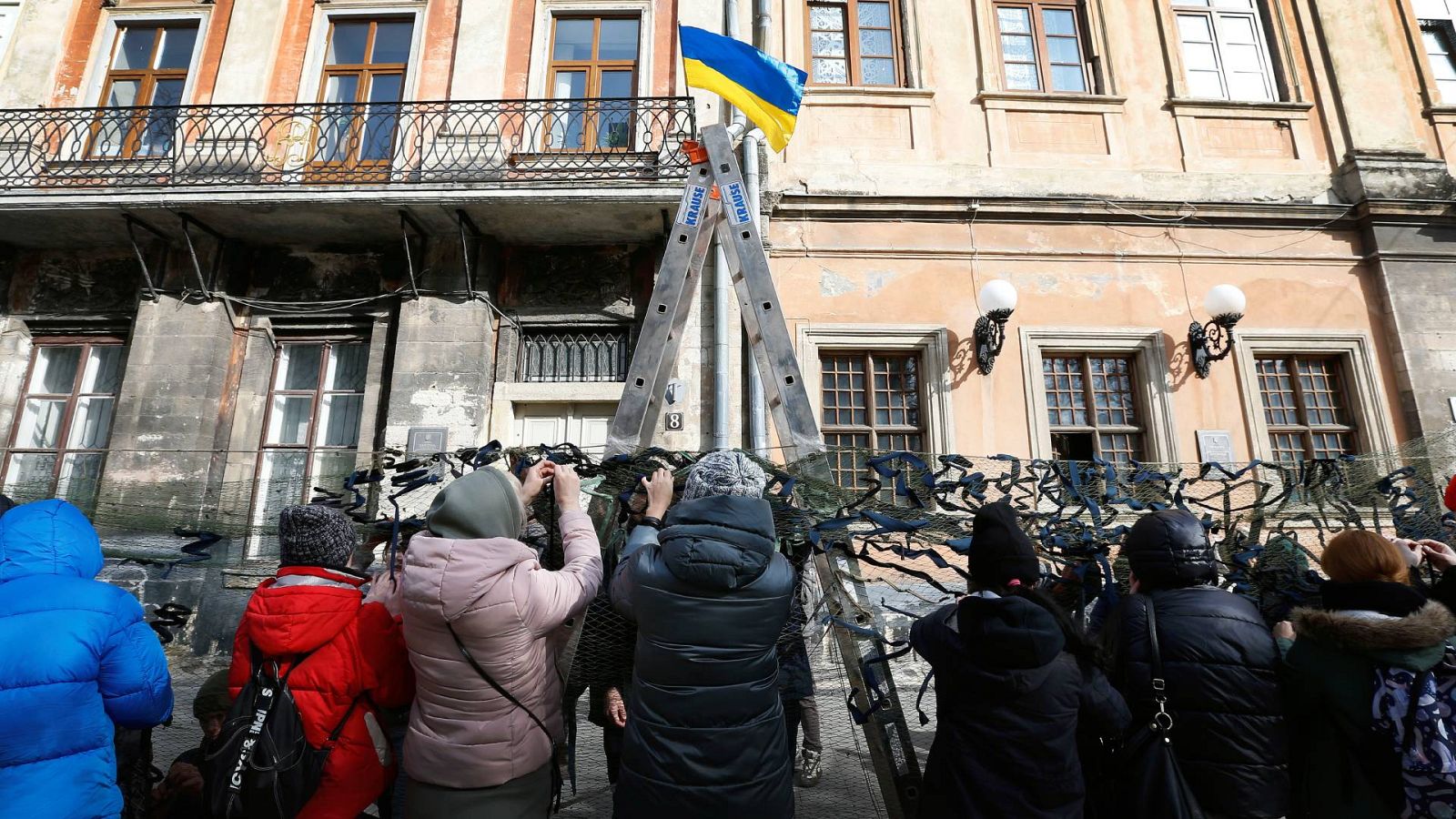 Leópolis, a las puertas del exilio: miles de refugiados llegan cada día a esta ciudad en el oeste de Ucrania