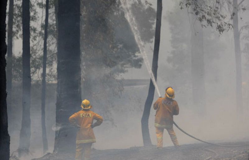 Las víctimas en Australia aumentan a 181 mientras los bomberos luchan contra 25 fuegos activos