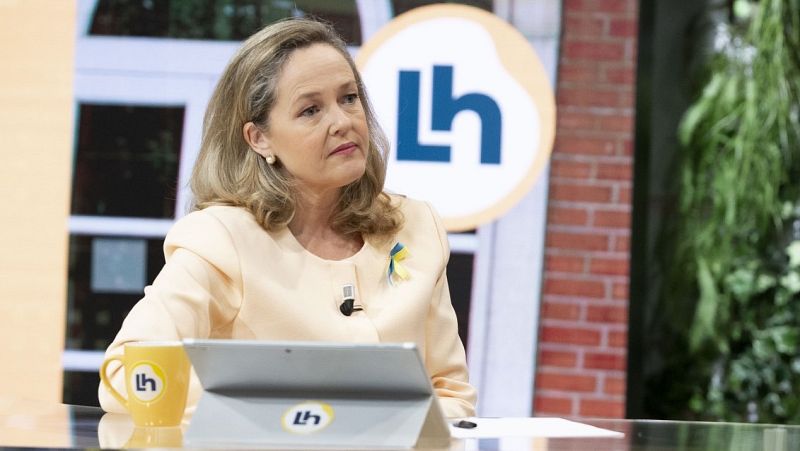 Calviño advierte de que la guerra "cambia totalmente el escenario económico": "Llegará una inflación más importante"