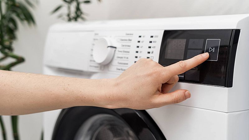 De madrugada y después de comer: estas son las horas más baratas para poner la lavadora