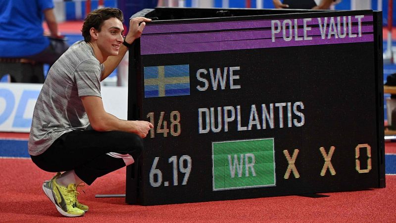 Armand Duplantis bate su propio récord del mundo de pértiga con 6,19