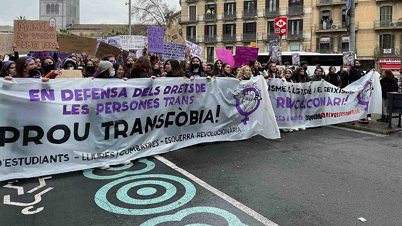 Milers d'estudiants protesten a Barcelona contra la violència masclista