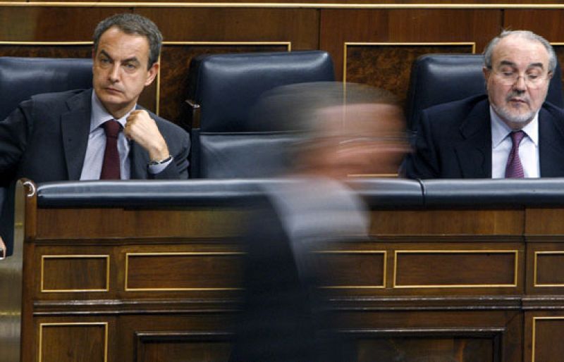 Zapatero confía en su política económica para salir de la crisis y la oposición pide un Pacto de Estado