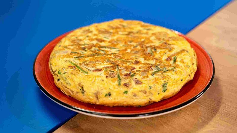Receta de tortilla de patatas con espárragos trigueros y chorizo