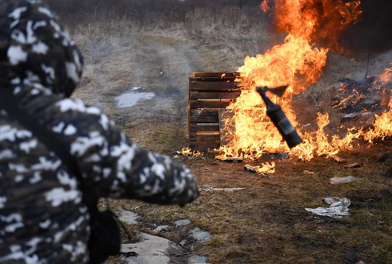 Cócteles molotov y técnicas de guerrilla urbana, la fórmula de la población civil para frenar la invasión rusa