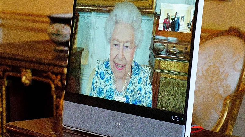 La reina Isabel II abandona el palacio de Buckingham y se muda al castillo de Windsor