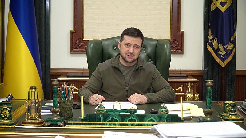 Zelenski denuncia ante el Parlamento británico que Rusia no deja pasar ayuda humanitaria a Mariúpol
