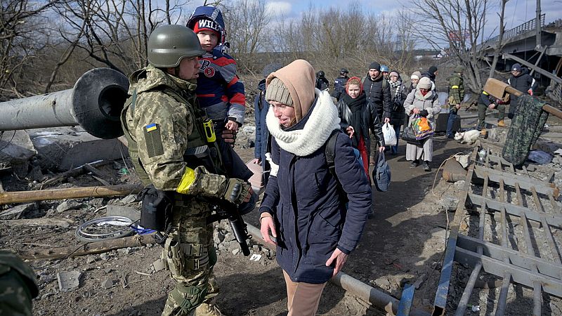 Ucrania evacúa a civiles de varias localidades mientras Mariúpol y Járkov denuncian bombardeos