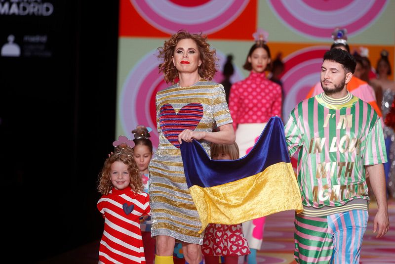 Ágatha Ruiz de la Prada convierte su desfile en un apoyo a Ucrania