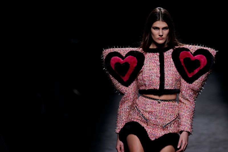 El día que María José Llergo le cantó a la moda y Dominnico vistió la brecha generacional