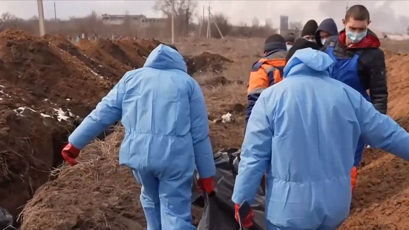 Mariúpol, al límite: entierra a sus muertos en fosas comunes mientras la población agoniza sin agua ni electricidad