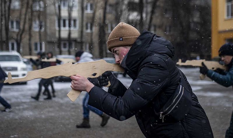 Romana, una madre soltera que empuña las armas en Ivano-Frankivsk: "Entreno para proteger a mi hijo"