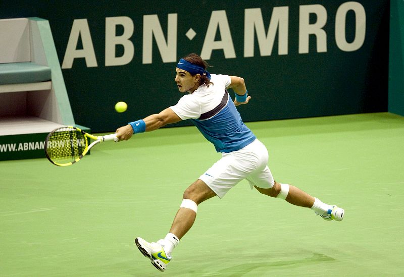 Nadal sufre pero se mantiene en Rotterdam