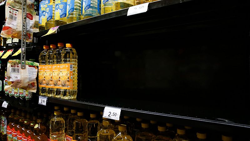 Facua denuncia a cinco supermercados por limitar la compra de unidades de aceite de girasol
