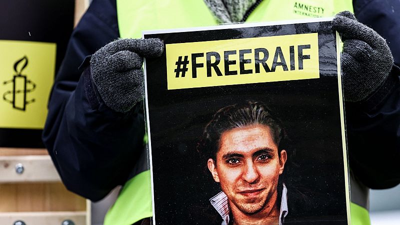 El bloguero saudí Raif Badawi sale en libertad tras diez años encarcelado por "insultar" al Islam