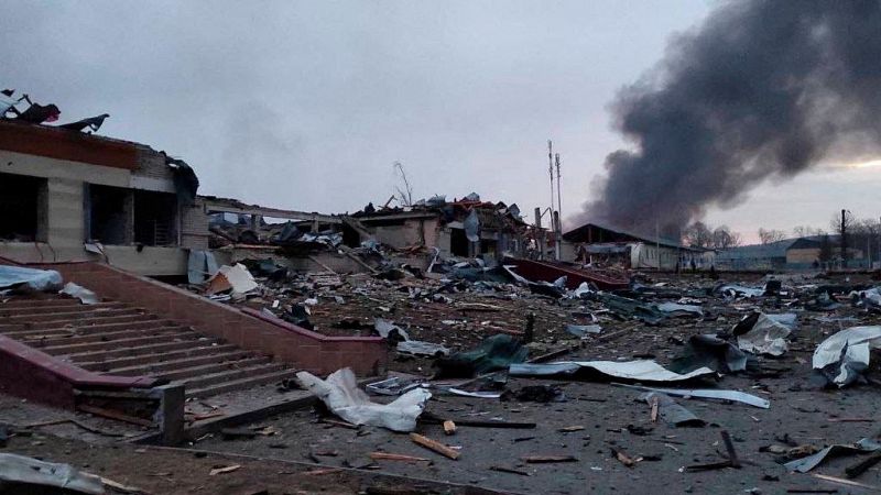 Rusia bombardea una base ucraniana a 25 kilómetros de Polonia y deja al menos 35 muertos