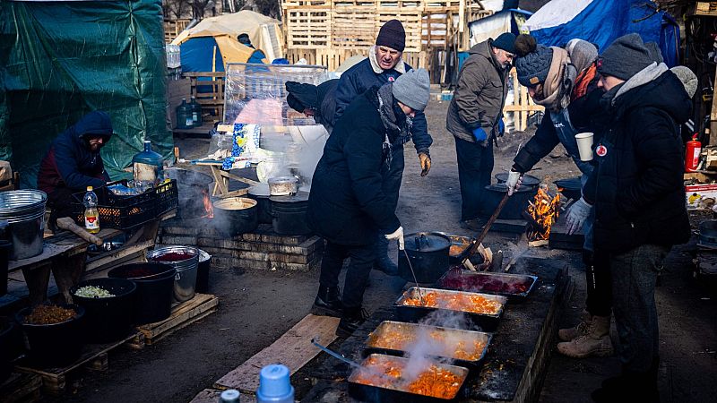 Decenas de voluntarios cocinan para los más necesitados en el centro de Kiev