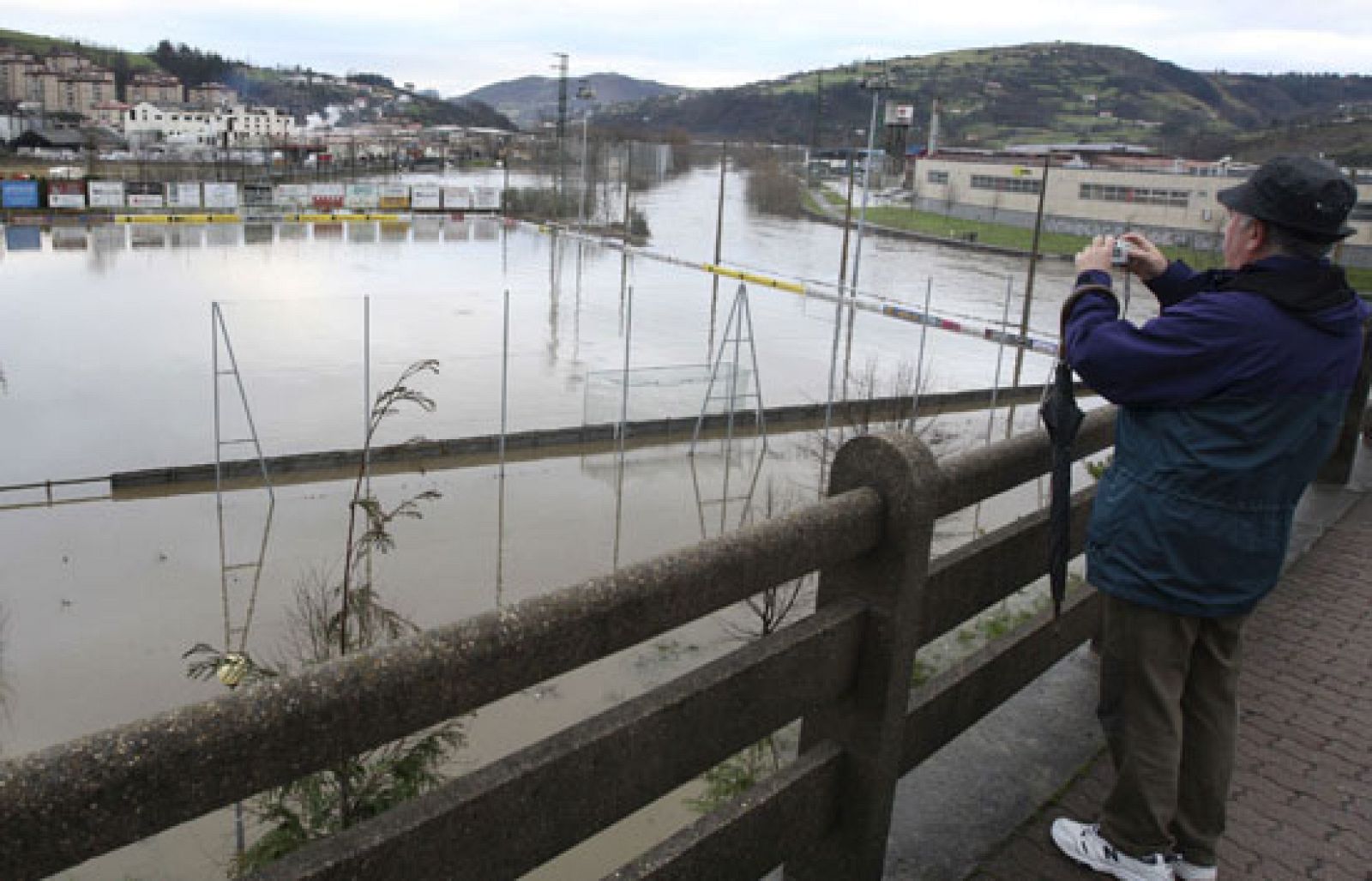 Los ríos Urumea y Bidasoa se desbordan e inundan varias localidades guipuzcoanas