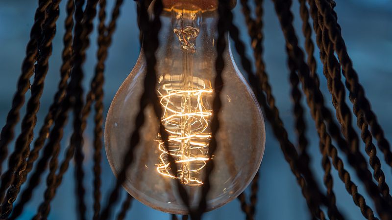 La OCDE recomienda subir los impuestos a las eléctricas para compensar la subida de la luz