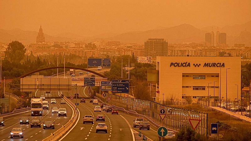 La calima tiñe de naranja los cielos de la Región de Murcia y Alicante