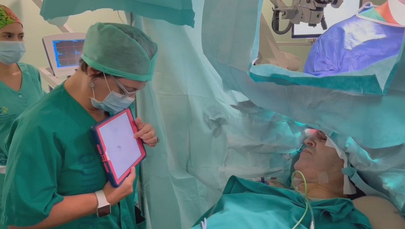 Operan un tumor cerebral con el paciento despierto - Telecanarias | Ver