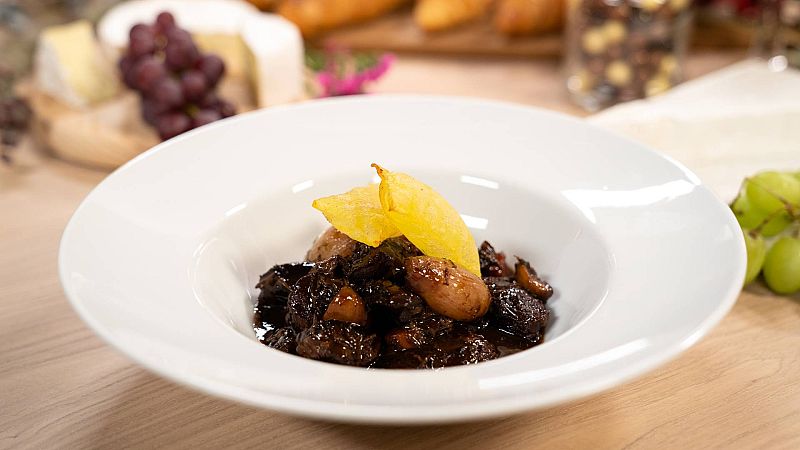 Receta de ternera estofada a la borgoña con patatas suflé