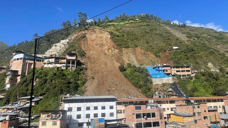 Al menos 15 personas atrapadas y seis desaparecidas en Perú tras un derrumbe provocado por las fuertes lluvias