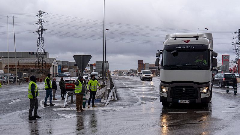 CEOE pide al Gobierno ayudas con "carácter de urgencia" para el sector del transporte ante la subida del petróleo