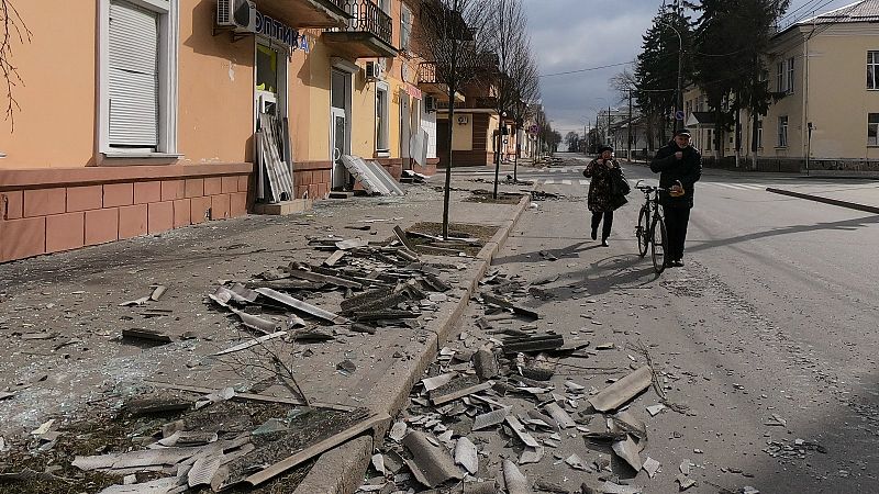 Ucrania acusa a Rusia de matar a 10 civiles cuando hacían cola para comprar pan en Chernígov