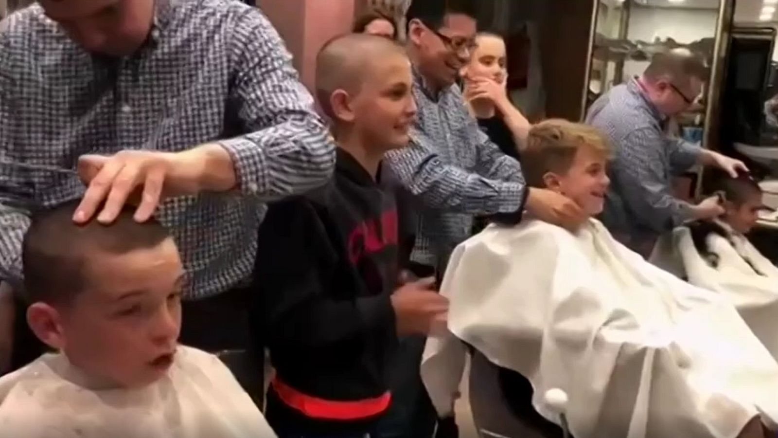 Supera el cáncer después de que sus amigos se raparan en solidaridad | Ver