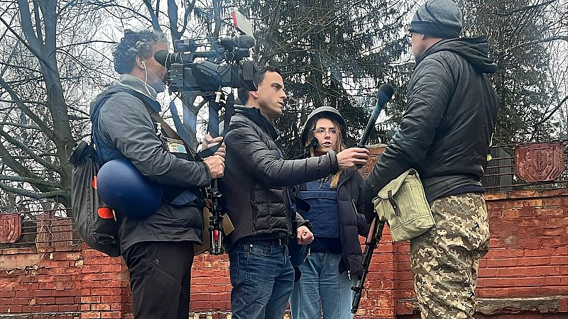 Los 'fixers', la sombra invisible de los periodistas en guerra: "Nos han salvado el pellejo a todos en algún momento"