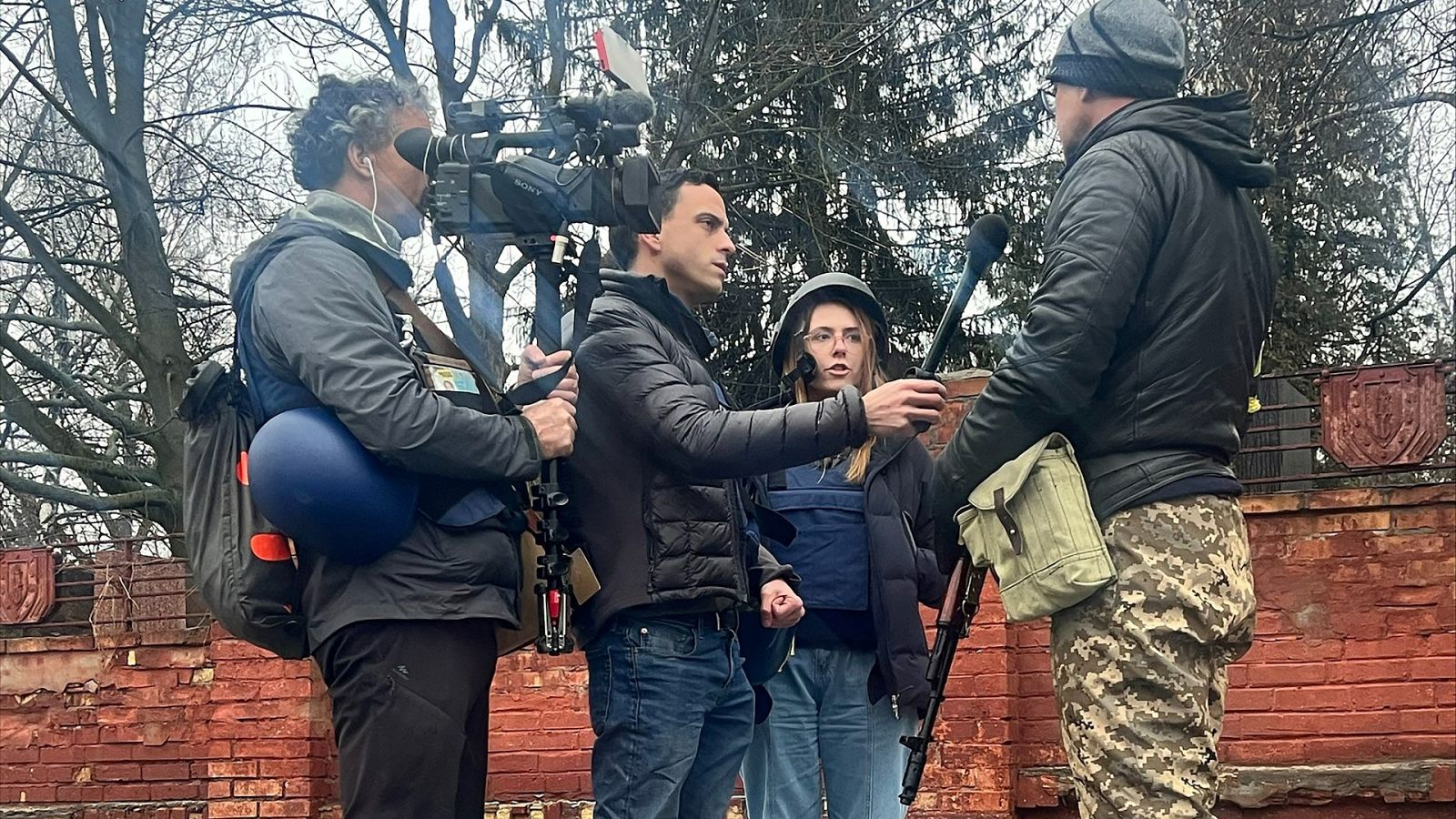 Los fixer, la sombra invisible de los periodistas en guerra: "Son nuestra primera defensa, solo un puñado se salvan por el casco"