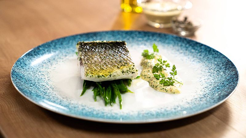 Cocinar a la sal: la receta ligera y sabrosa de lubina con salsa tártara