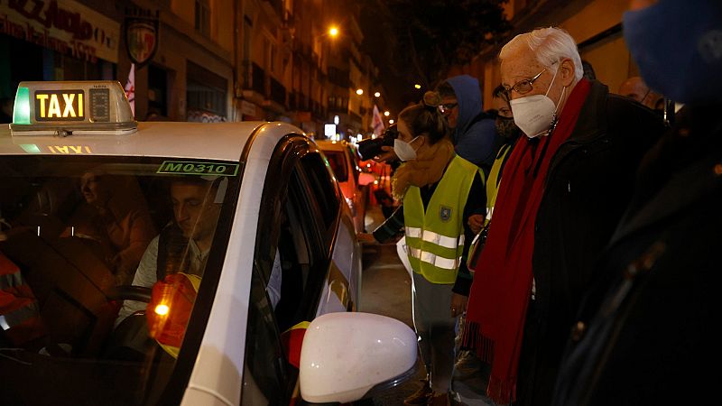 Llega a Madrid una caravana de taxis con 135 refugiados ucranianos tras recorrer 6.370 kilómetros
