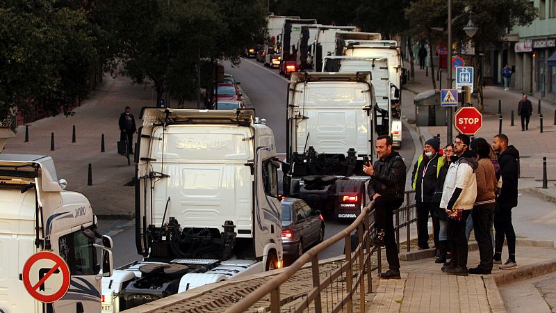 El paro indefinido de transportistas provoca problemas de suministro mientras el Gobierno lo califica de "boicot"