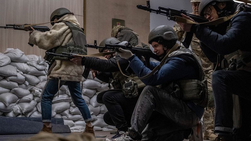 Un 71% de los españoles apoya que la OTAN envíe armas a Ucrania, según el CIS