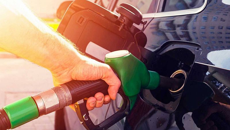 'Efecto cohete' y 'efecto pluma' o por qué cuando baja el petróleo tarda tanto en notarse en las gasolineras