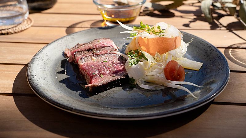 Corónate en tu próxima barbacoa con esta receta de 2,5 kilos de tomahawk con chimichurri a la parrilla