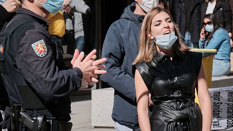 La policía alemana impide la entrada al país a Isabel Peralta por llevar simbología nazi