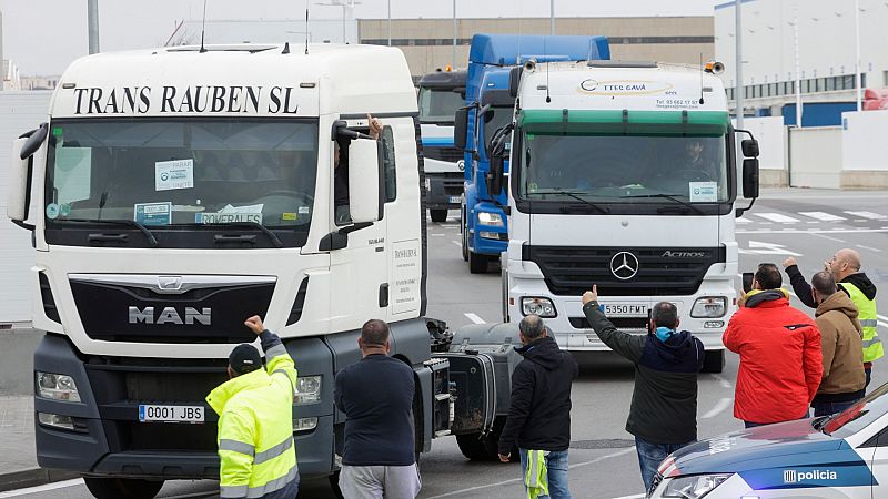 La huelga de transportistas alcanza su quinto día con problemas de suministros y miles de agentes desplegados